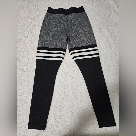 Classic Bombshell Sportswear Leggings - Picture 4 of 7